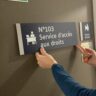 Panneau de signalétique intérieure en dibond pour bureaux à Paris.