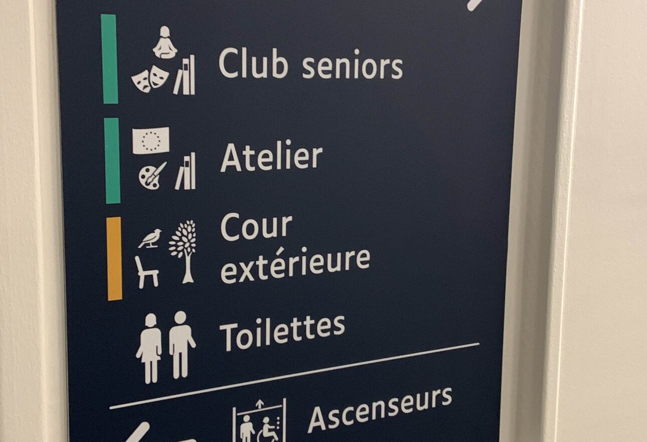 Panneau de signalétique intérieure en dibond pour bureaux à Paris.